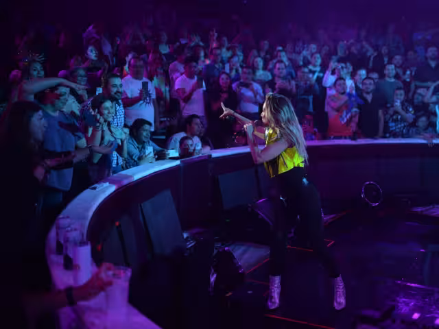 Fey ofreció un concierto de pop electrónico en el palenque de la Feria