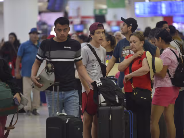 El Visitax consiste en un cobro de 224 pesos mexicanos, aproximadamente $10 dólares, que deben de pagar los turistas extranjeros que ingresan al estado