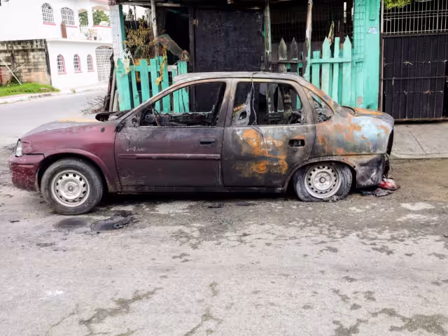 Pirotecnia provocó incendio de auto en Chetumal.