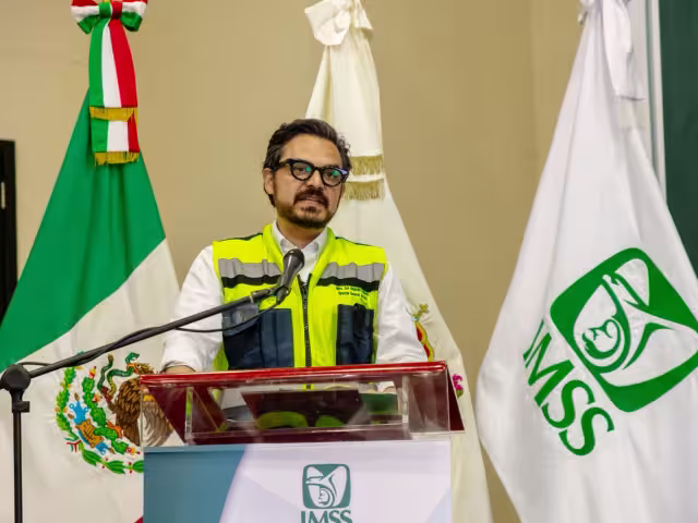 Zoé Robledo Aburto informó ayer en Carmen que el complejo médico está pensado para beneficiar a 112 mil personas.