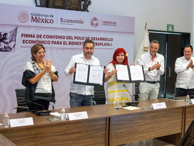 El subsecretario y la gobernadora encabezaron la firma del convenio.