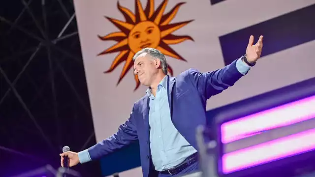 Claudia Sheinbaum felicita a Yamandú Orsi, el nuevo presidente de Uruguay.