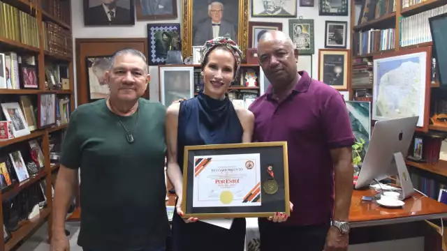 Directora de POR ESTO!, Alicia Menéndez Figueroa, recibe reconocimiento del Club Titanes Mérida por su apoyo al atletismo