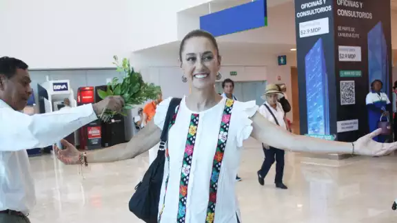 La candidata llegó al aeropuerto de Mérida para abordar un vuelo que la lleve a Tabasco La candidata llegó al aeropuerto de Mérida para abordar un vuelo que la lleve a Tabasco