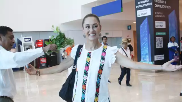 La candidata llegó al aeropuerto de Mérida para abordar un vuelo que la lleve a Tabasco