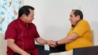 Huacho Díaz Mena, gobernador Electo, felicita a los padres de Yucatán en su día