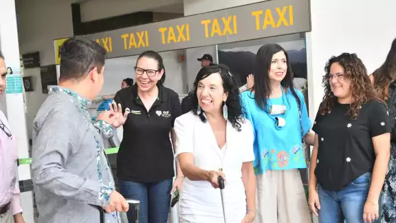 La directora del Dif estatal, acudió a recibir a Nuria Fernández La directora del Dif estatal, acudió a recibir a Nuria Fernández