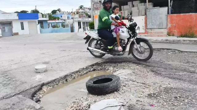 Ciudadanos se las ingenian para evadir los baches