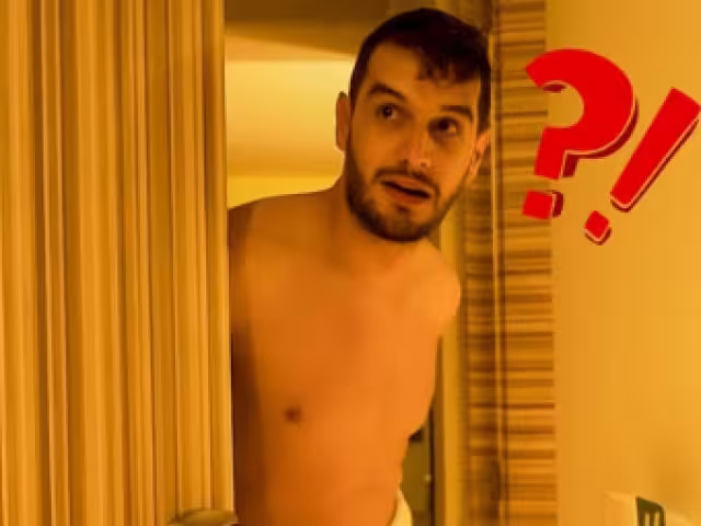 VIDEO: Poncho de Nigris se encuentra a Adrián Marcelo en el Aeropuerto; así lo confrontó