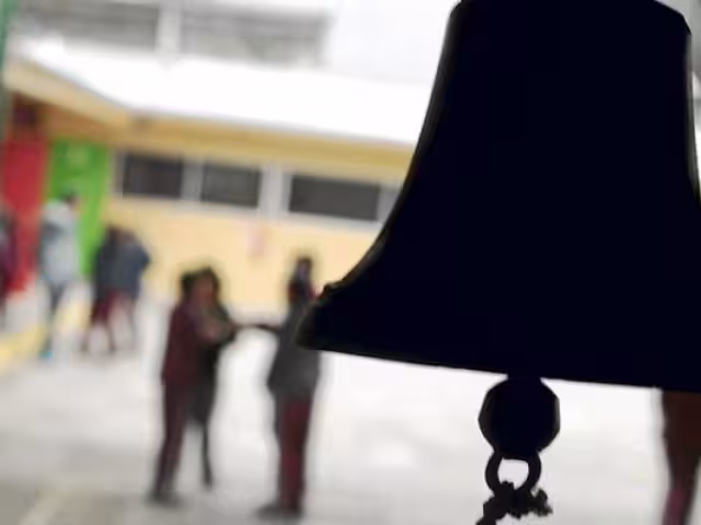 Padres de una menor acudieron a la Fiscalía para denunciar a una docente por golpear a su hija.