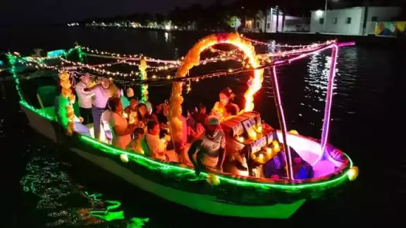 En el evento participó gran parte de la comunidad de la Villa para rendir tributo a los marineros; otros dieron consuelo por el duelo que empañó los hogares En el evento participó gran parte de la comunidad de la Villa para rendir tributo a los marineros; otros dieron consuelo por el duelo que empañó los hogares