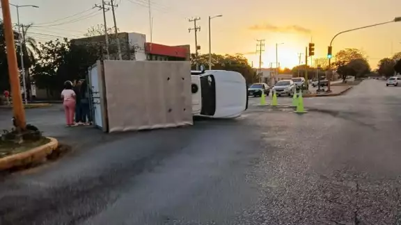 El fuerte impacto terminó volcando el vehículo.