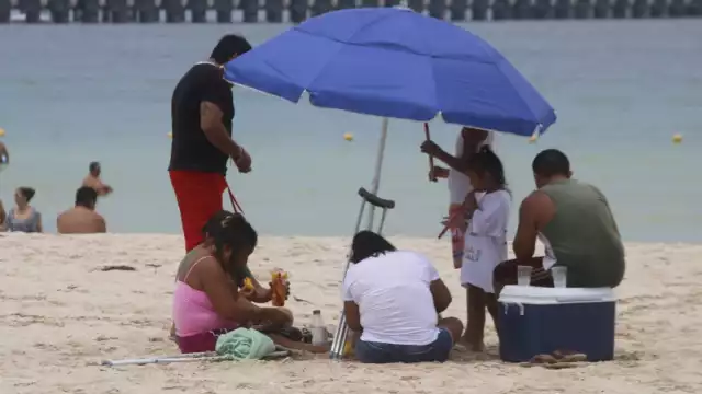 Bañistas disfrutan último domingo de vacaciones