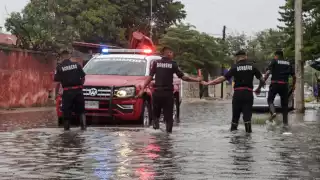 Lluvia azota a Mérida en pleno Día del Padre; calles inundadas y árboles caídos, el saldo