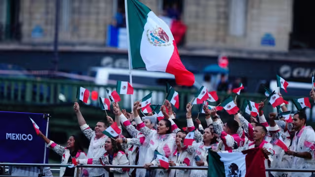 La delegación mexicana se hizo presente en el río Sena con mucho ambiente