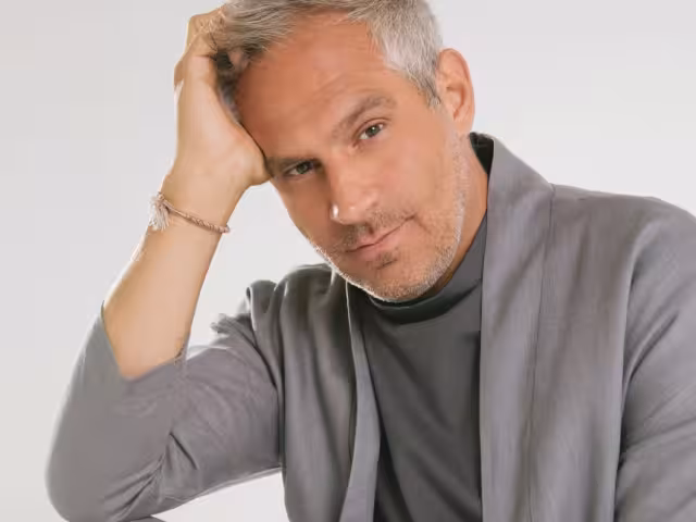 ¿Cuál fue el primer trabajo de Arath de la Torre en Cancún antes de ser estrella de televisión?