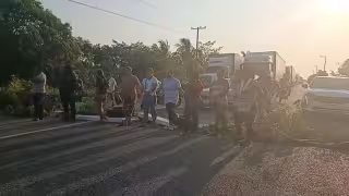 Habitantes de Nuevo Centla exigen indemnizaciones y cierran carretera