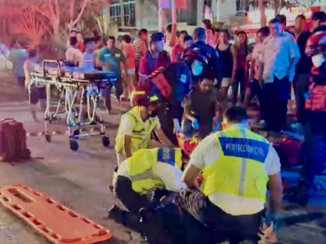 Los paramédicos estabilizaron a los heridos para trasladarlos a un hospital.