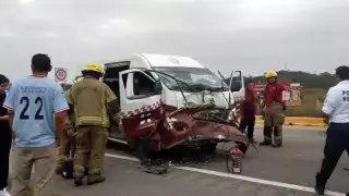 Choca combi contra una camioneta en Tenabo; hay cuatro heridos
