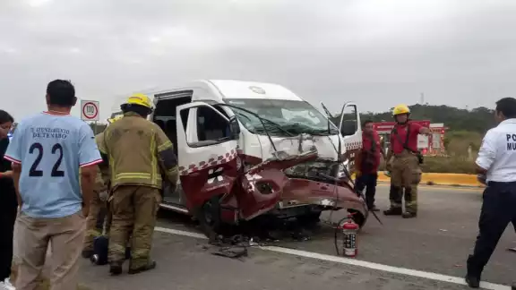 El taxi colectivo presentó graves daños en el choque