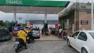 En estaciones donde sí había gasolina habían largas filas de hasta una hora