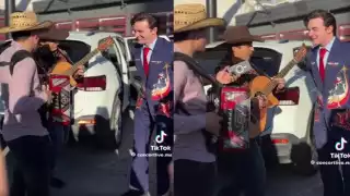 Fans interceptaron al cantante a la salida de un restaurante