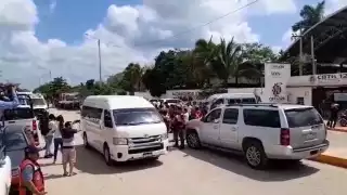 Evacuación de Isla Arena iniciada con tres combis, dos minibuses y varias camionetas.