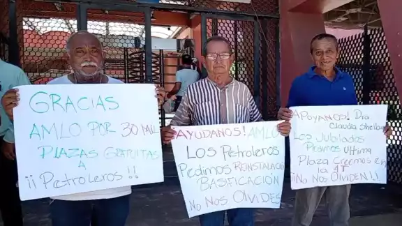 Trabajadores petroleros de Ciudad del Carmen protestan por el robo de plazas que les correspondían.
