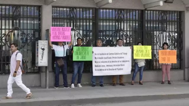 El martirio de los afectados empezó el lunes 15, cuando guardias privados les impidieron el acceso a sus centros de trabajo. 