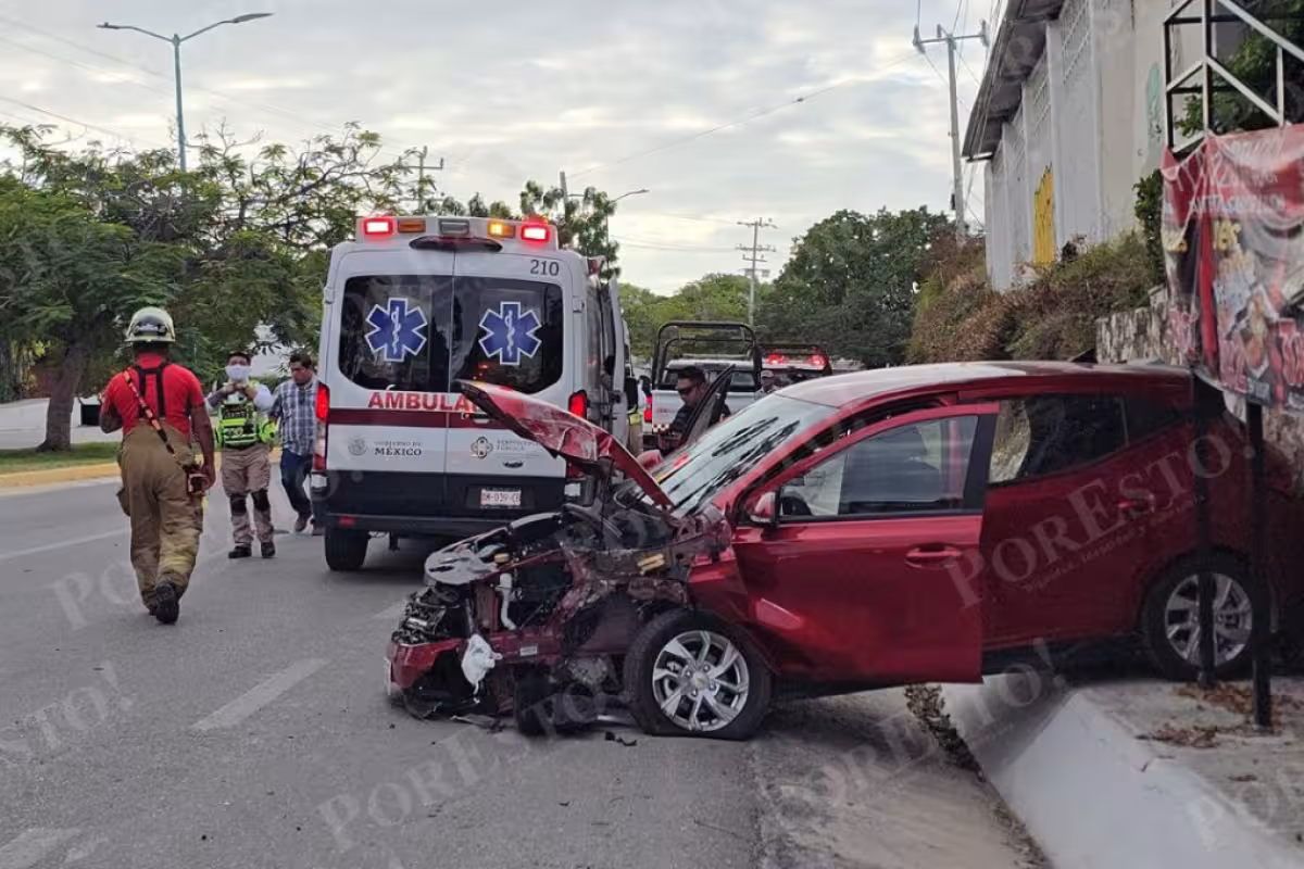 Mujer estrella su auto contra un poste de la CFE en Campeche ...