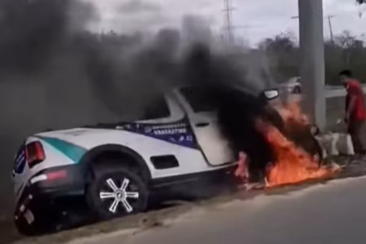 Camioneta choca contra un poste de metal en el Periférico de Mérida ...