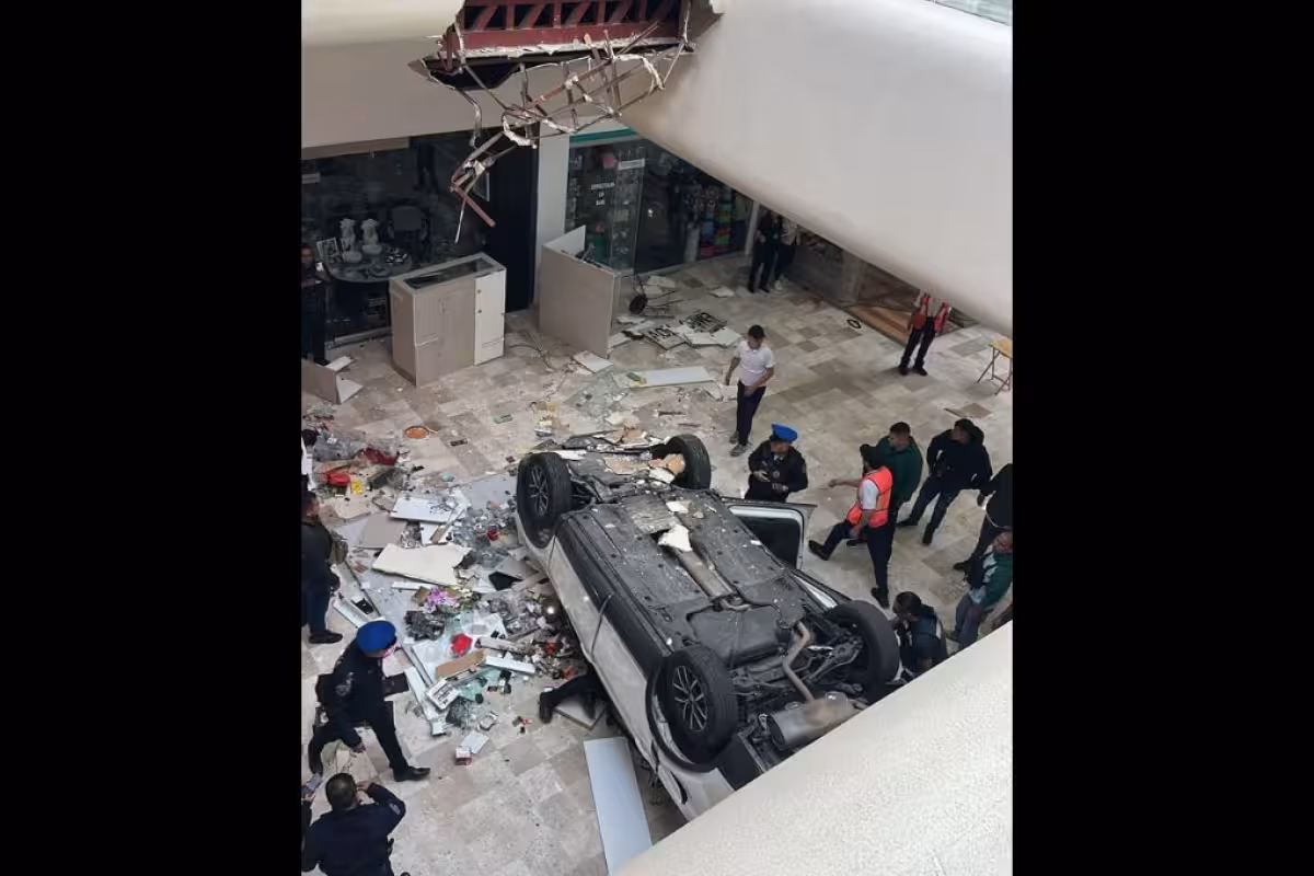 Auto cae desde tercer piso en Plaza Lilas: mujer de la tercera edad ...