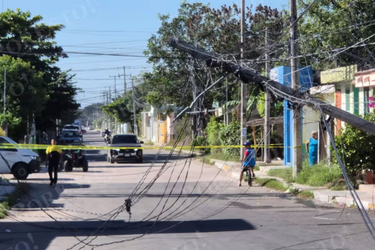 Colapsa poste de la CFE en Champotón y deja sin luz a decenas de ...