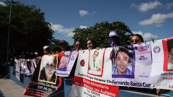 Madres autónomas de Mérida, expusieron a deudores alimentarios en un tendedero la mañana de este sábado