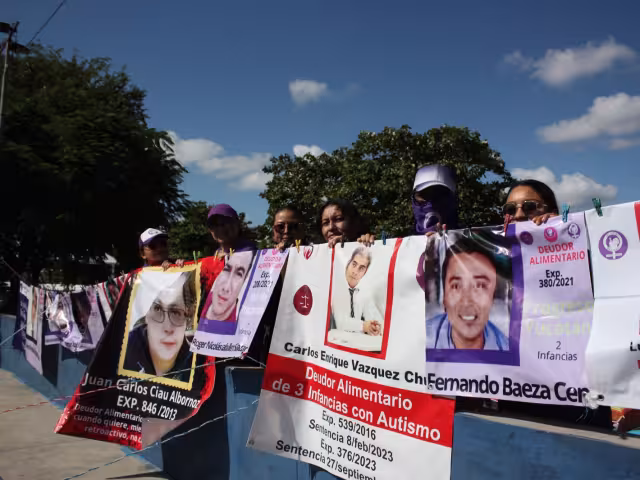 Madres autónomas de Mérida, expusieron a deudores alimentarios en un tendedero la mañana de este sábado