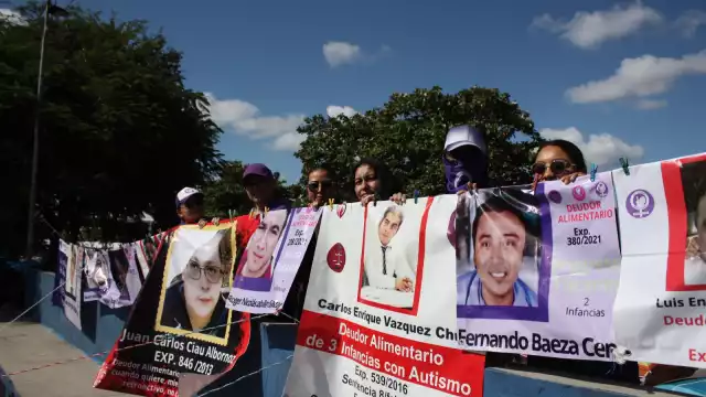 Madres autónomas de Mérida, expusieron a deudores alimentarios en un tendedero la mañana de este sábado