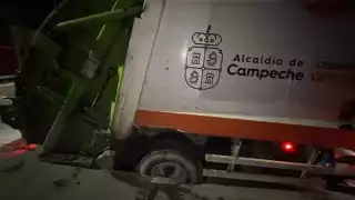 Camión recolector de basura sufre daños tras caer en enorme bache en la colonia Jardines de Campeche