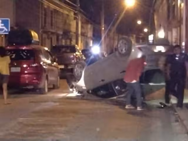 Vecinos de la calle 58 entre 53 y 55 declararon a policía que en el coche viajaba un hombre y una mujer