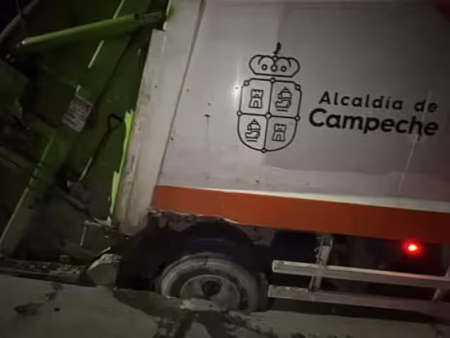 Este bache, que ha sido reparado varias veces