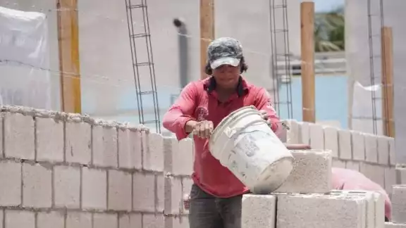 Trabajadores de la construcción en Ciudad del Carmen enfrentan riesgo por golpes de calor. Trabajadores de la construcción en Ciudad del Carmen enfrentan riesgo por golpes de calor.