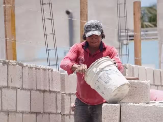 Trabajadores de la construcción en Ciudad del Carmen enfrentan riesgo por golpes de calor.