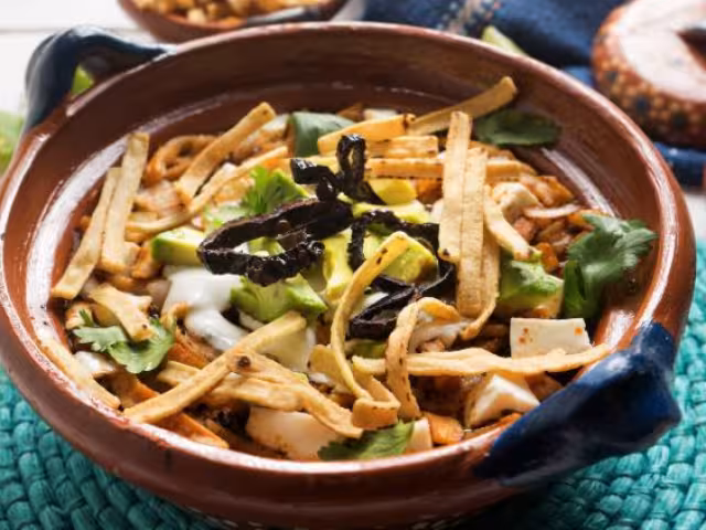 Las tiras de tortilla se fríen hasta que estén doradas y crujientes