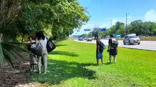 Familia de venezolanos  salieron a pie del aeropuerto de Cancún por las altas tarifas de transportes 