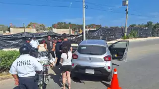 Pareja de turistas chocan con un motociclista al cerrarle el paso en avenida Constituyentes de FCP 