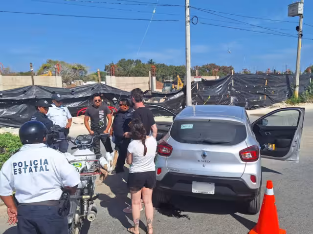 Paramédicos arribaron al lugar, en donde confirmaron que el conductor no resultó lesionado