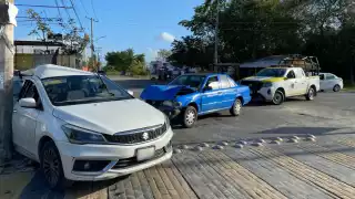 Le quiso ganar el paso: Conductor causa accidente al chocar a otro vehículo  en la avenida Cancún