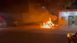 Taller mecánico en Cancún sufre incendio; dos automóviles fueron consumidos por las llamas