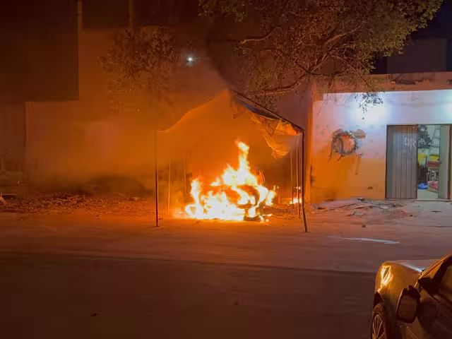 Autoridades y bomberos lograron apagar el fuego, pero se reportaron como pérdida total los dos vehículos