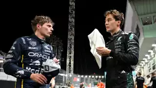 Russell brilla bajo las luces de Singapur: Pole arrebatada a Verstappen por décimas