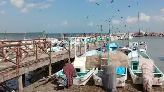 Según el reporte, los hombres cayeron del buque a 33 millas de náuticas de la isla.